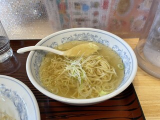 ぎょうざの満洲 - 塩ラーメンにも少しだけネギが入っています