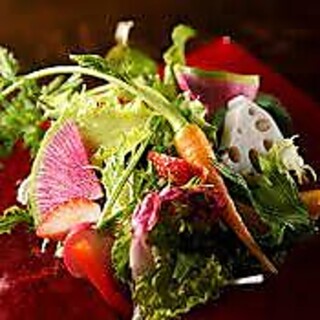 農家から仕入れた地場野菜を使用したこだわりのサラダ