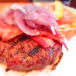 マティーニバーガー - ぶ厚いミートと落ちそうなベーコン