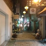 アン スクレ ベース - 小さな路地裏にあります