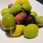 2 types of olives 490 yen