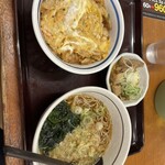 山田うどん - 日替わり土日のかき揚げ丼とたぬき蕎麦に小もつ煮が付いたセット