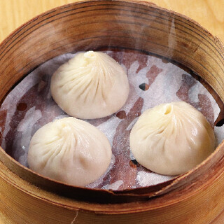 【名物】超薄皮で包む本場仕込みの《手包み台湾小籠包》