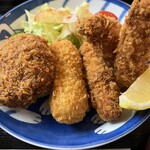 猫丸食堂 - ★左からメンチ、カニクリームコロッケ、
      　サーモン、海老