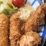 猫丸食堂 - ★サーモンの断面　タルタルソースは
      海老の向こう側に隠れていました(^◇^;)