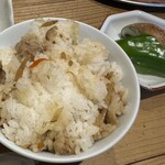 炭でやくばい - ランチの肉めし、小鉢(ピーマン、椎茸)