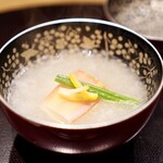 Mochi Duki - 牡蠣真薯の蕪すり流し　紅白大根