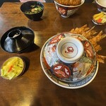 大黒家天麩羅 - 海老天丼が運ばれてきた。
            目を見張った。
            