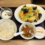 華心苑 - キクラゲと玉子豚炒め定食 ¥850