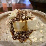 薪炭まだら - 揚げ玉とネギがトッピングの冷奴