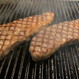 Charcoal-grilled A5 rank Wagyu beef and Hi-no-moto pork, all carefully cooked.