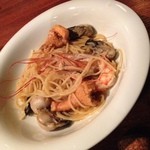 ビストロ テソロン ウナ ベッコ - 牡蠣と海老のペペロンチーノ