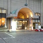 Nihon Ryouri Shisui - こちらの第一伝道会館を入ってすぐ右が紫水のラウンジスペース