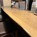 居酒屋 天金 - 悠久の年月を感じる一本木でこしらえたカウンター