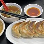 中国手打拉麺 馬賊 - 焼きそばを食べ出したところで餃子到着、大きくお腹いっぱいになります