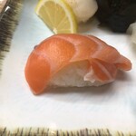 すし鶴 - サーモンはデカくて折り畳まれてる