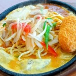 パスタ・デ・ココ - カントリー、鉄板で!スパイシーソースのクリームコロッケトッピングです〜♥