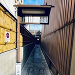 カフェ 火裏蓮花 - この奥に見える光がお店の入り口です。