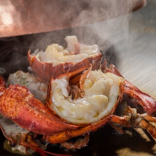 伊勢海老や活き鮑など贅沢食材を惜しみなくご提供