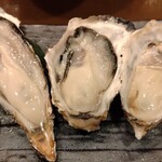 山﨑屋  - 殻付き生牡蠣食べ比べ