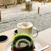 Sutabakku Su Kohi - テラス席で枯山水を眺めながら頂くジャンドゥーヤチョコレートモカ(ライトホット/ブレべミルク変更/ホワイトモカシロップ追加)、米粉の抹茶ロールケーキ