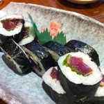 居酒屋　葉牡丹 - 土佐巻きは、カツオのタタキの巻き寿司です。
                                遠慮ないニンニクの主張と紫蘇の爽やかさ。
                                そして何よりカツオの新鮮さが素晴らしい(^O^)／