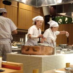 Makino - 店内 大きな鍋で天ぷらを揚げてます