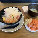 神保町 すし わさび - ここで小皿に移したサーモン&いくらを投入！