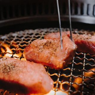 A completely private Yakiniku (Grilled meat) restaurant perfect for anniversaries and celebrations.