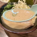 横濱家系ラーメン織田家 - スープ。