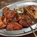 鶏味噌焼肉 まつさか - 3点盛り、右から軟骨、ハツ、鶏腿肉