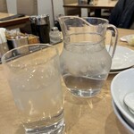 蓬莱本館 - お冷の入れ物も　本格的