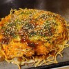 히로시마 오코노미야키 스마이루 - 肉玉そば(税込880円)
                ・蒸し細麺
                ・オタフクソース(フルーティーな甘口)
                ・焼き方:強く押さえる
                ・焼き上がりの形:平たい焼き上がり
                ・鉄板またはお皿で食べるのがスタンダード