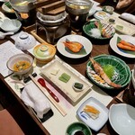 Yuyado Daiichi - テーブルの上はこれでもかと料理が並んでいます