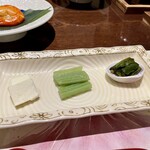 湯宿 だいいち - 左から：みるふちゃん工房の牛乳豆腐／らわん蕗の土佐漬け／行者にんにくの醤油漬け