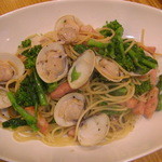 船場食堂 サスケ - 菜の花とあさりのパスタ１２００円シャルドネの白ワイン５００円とどうぞ