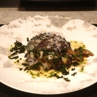 鉄板焼き 七里ガ浜 - 活天然鮑のステーキ 鵠沼魚醬のバターソース 磯の香 岩のりを添えて