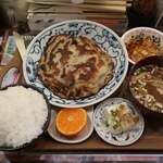 ねこにこ飯 - 自家製ジャンボ円盤餃子　※週替わり定食