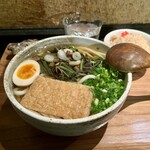 葉隠 - 菊セット（山菜・きつね・煮玉子のうどん＋そぼろご飯） 900円 とろろ昆布50円