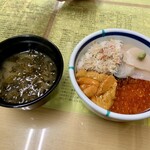 きくよ食堂 - ムスメはカニも乗っけて四色丼。