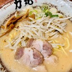 Ramen Riki Maru - 【力丸味噌ラーメン】880円。麺は黄色味がかった中太のストレート麺。味噌スープと良く合います。