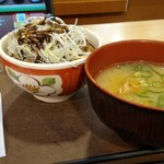 すき家 - 黒マー油ネギ牛丼、納豆豚汁。