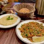 KERVAN Turkish Kitchen - 料理写真:パットゥルジャンサラダ&フムス。パンはサービス