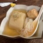 寅のすけ - ちびおでんは好きな3種が選べます。大根は半切り、白滝は２個イチ、ガンもは一口サイズ。お出汁は塩分しっかりの関西風。これこれぇ！