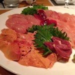 じどりや 穏座 - オプションで頼める「鶏刺し」です。白肝を始め、全て最高です。ただし、お座敷席のみ。