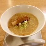 酒楽亭 空庵 - ラーメンは想像の鶏白湯より澄んでおだやかな味わい