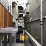 スープカレー&ダイニング エルビス - 一旦地下に降りてエレベーターで2階へ