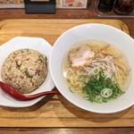 大阪王将 - 料理写真:塩ラーメンセット（1010円）