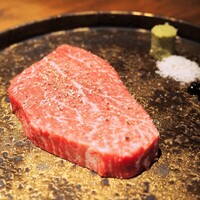 和牛とタン 焼肉 とみ 新橋本店 - 特肉：希少シャトーブリアン