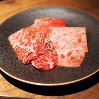 和牛とタン 焼肉 とみ 新橋本店 - 焼物：特選和牛肉3種